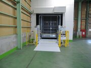 羽生市東三丁目所在の二階建て貸し倉庫に垂直搬送機を設置しました