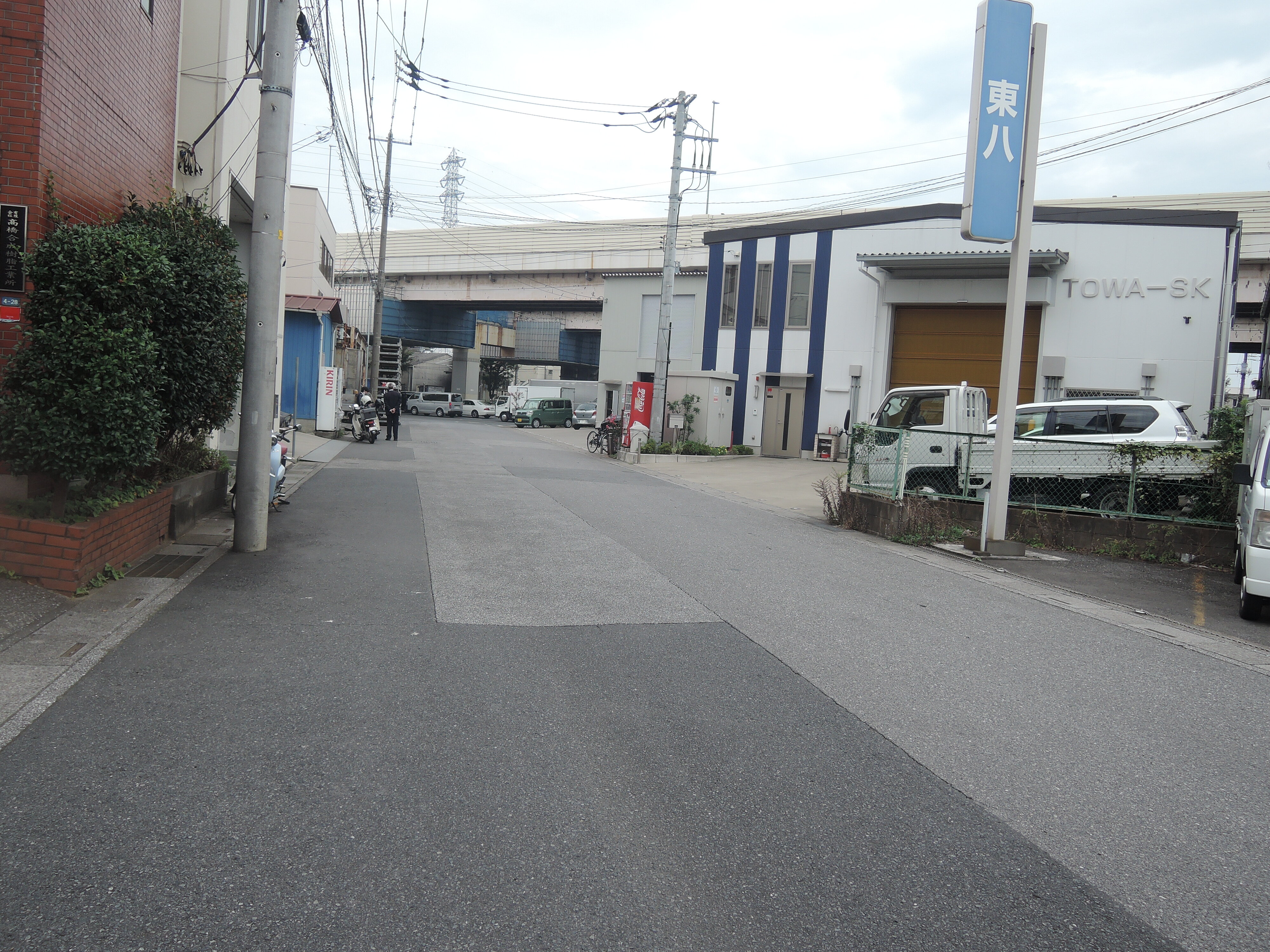 前面道路　奥は首都高速川口線