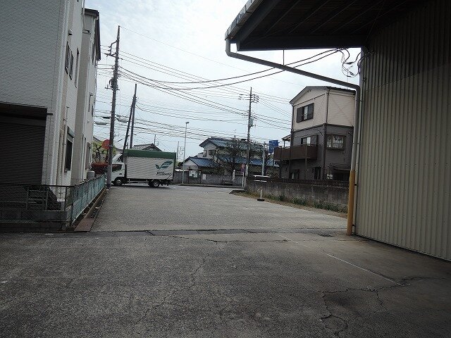 倉庫進入路