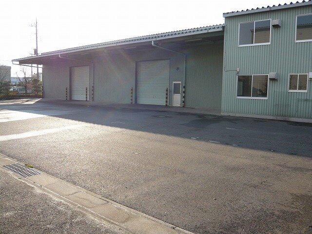 右　二階建て事務所