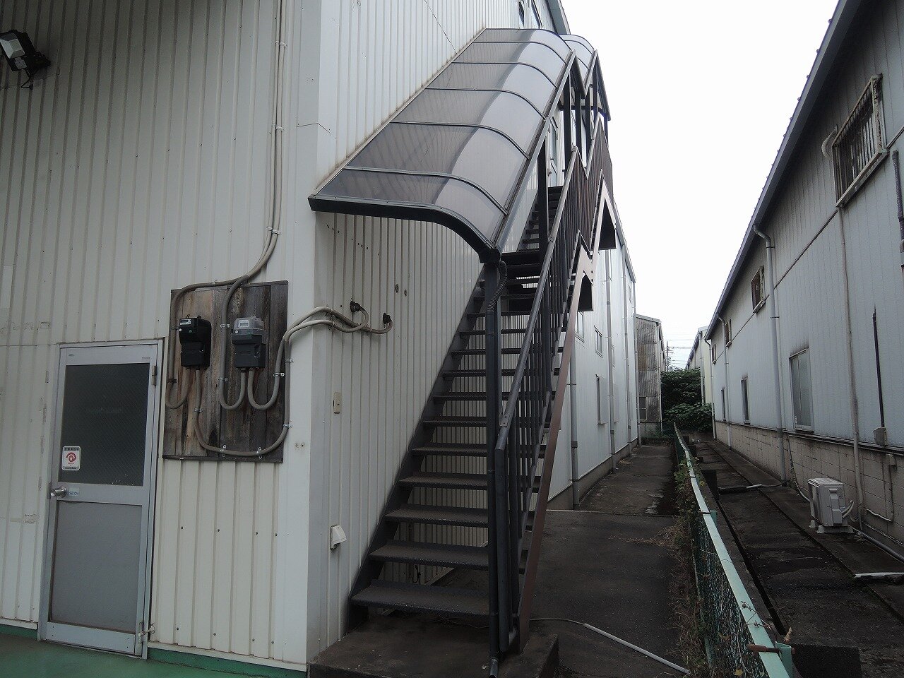 倉庫二階への外階段