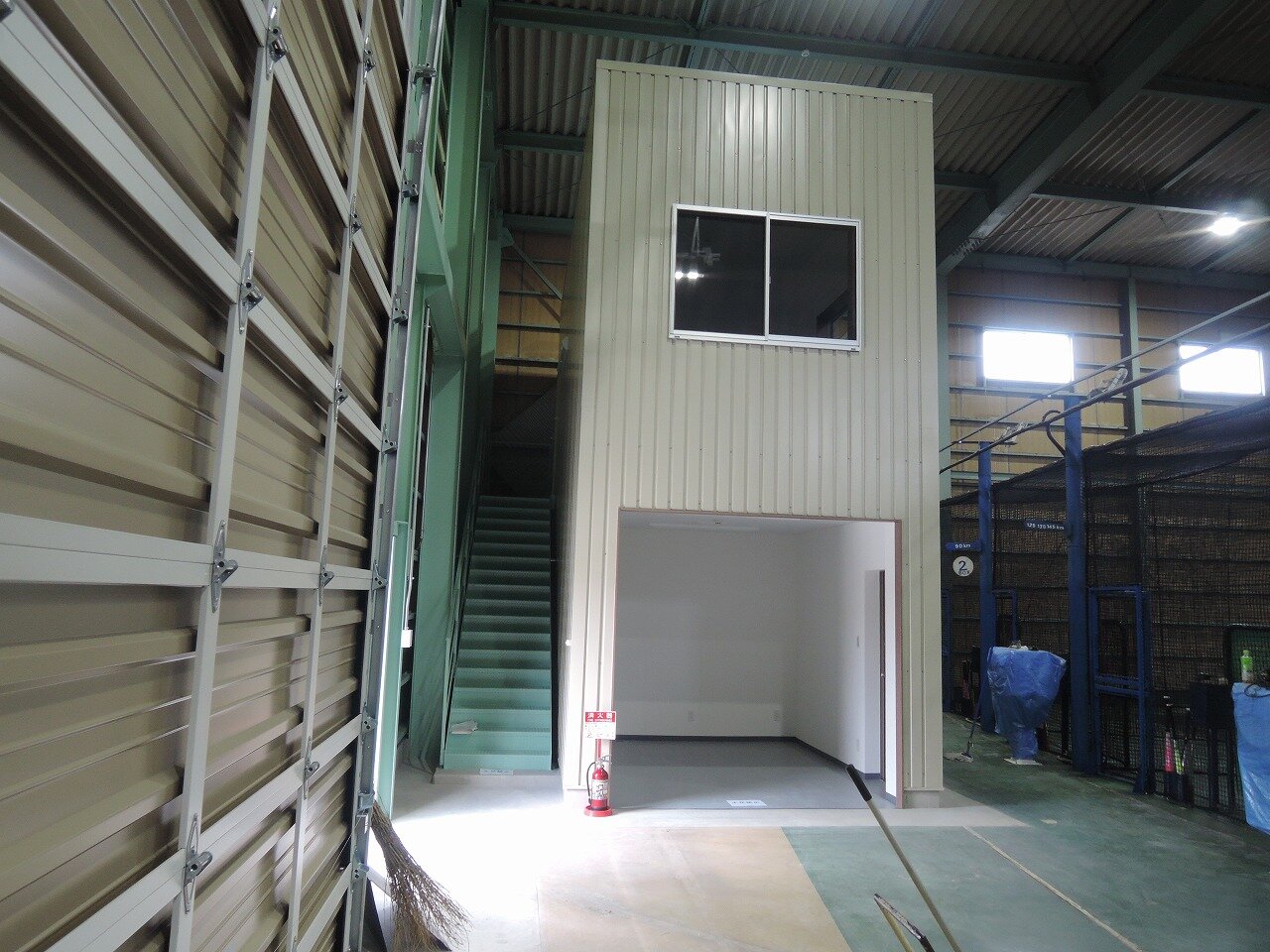 倉庫内2階建て事務所