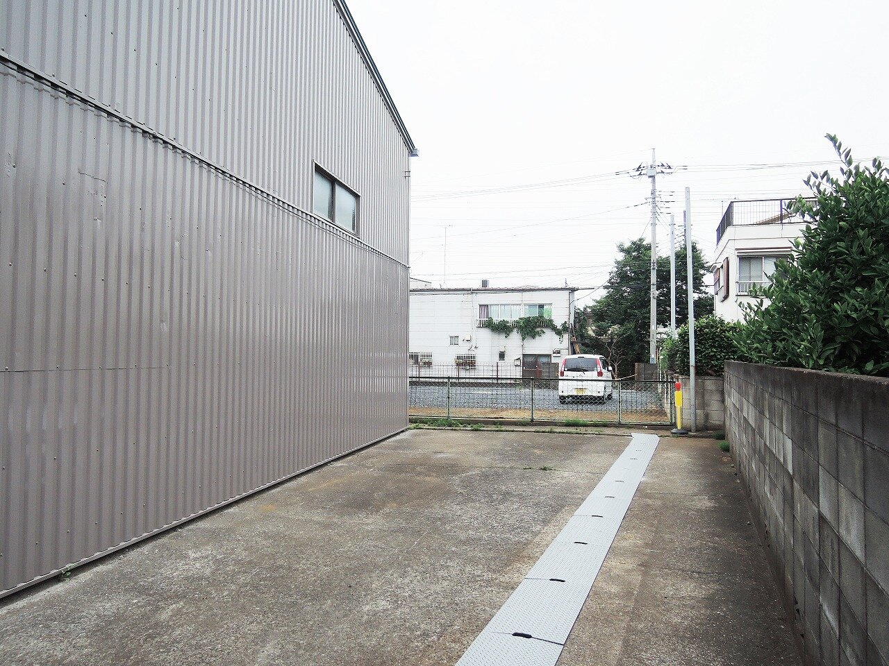 倉庫北側駐車スペース